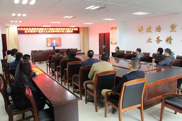 部机关干部集中收看十九大开幕会_副本.jpg