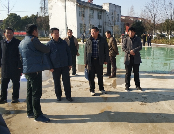 2017.12.21周成东视察界牌建成区健身广场.jpg