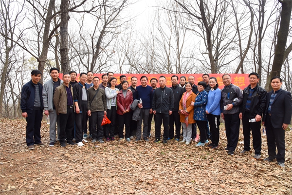 县委副书记、县长邹军与参加登高活动的教体局干部职工合影.jpg