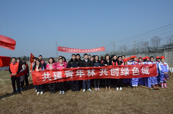 2.掀起“青年林”建设热潮.JPG