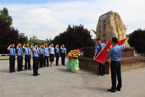 滁州市定远县检察院干警赴淮南新四军纪念馆接受革命传统教育.图为干警在革命遗址前重温入党誓词.jpg 滁州市定远县检察院干警赴淮南新四军纪念馆接受革命传统教育.图为干警在革命遗址前重温入党誓词.jpg