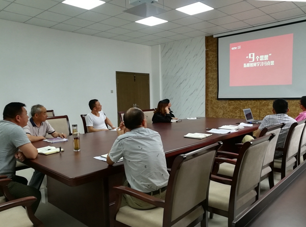 图2—2  观看教育片《习近平教你读懂马克思》.jpg