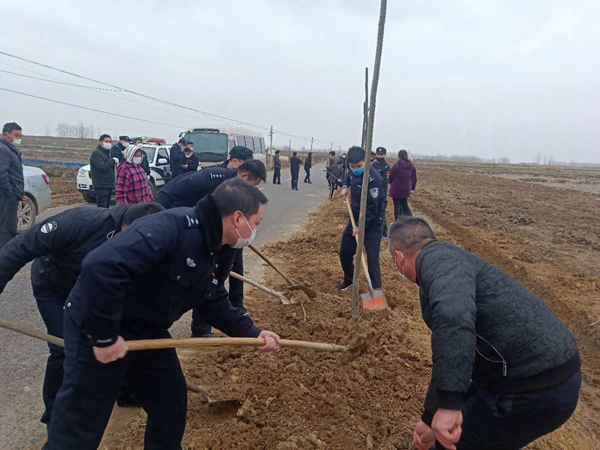 县公安局组织民辅警积极开展义务植树活动照片.jpg