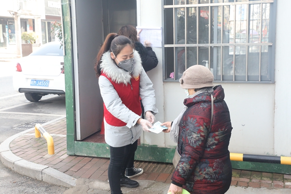 积极参加包保社区值班值勤工作，让党旗飘扬战斗一线高高飘扬。 - 复件.JPG