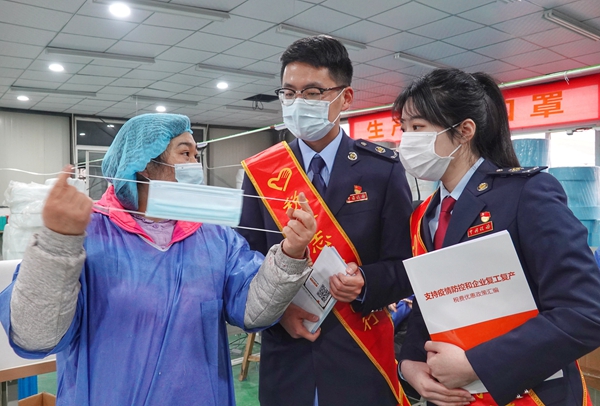 4月1日，国家税务总局定远县税务局正式启动税收宣传月系列活动，该局围绕“减税费优服务助复产促发展”这一主题，组织税收宣传志愿者深入县工业园区，对复工复产企业展开政策宣传和涉税辅导工作，了解企业复产情况，倾听解答企业困难诉求，帮助企业破解复产发展难题。（丁鹏 图文）.jpg